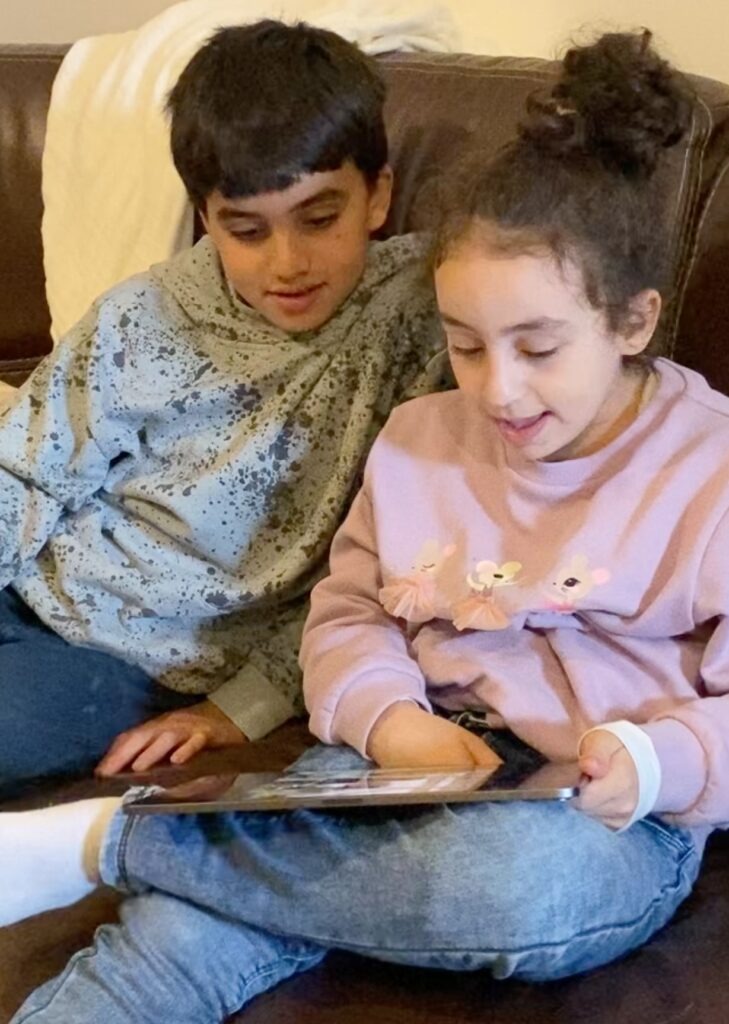 Enfants qui jouent sur l'application watch 'n learn sur une tablette à l'ABA Institut